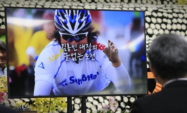 장애 산악인 김홍빈 대장 영결식... 광주시민 눈물로 배웅 - Vimarsana News