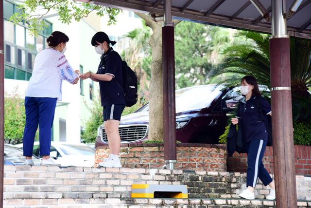 제주시 한라중학교 학생들이 2학기 첫 전면등교를 시작한 2일 교실에 들어가기에 앞서 손소독을 하고 있다. 제주도교육청 제공