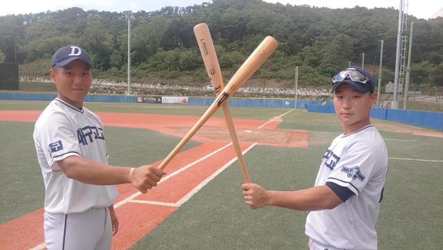 2회초 공격에서 연이어 홈런을 친 두 타자. 왼쪽부터 4번 타자 이동민, 3번 타자 두정민. 박상은 기자