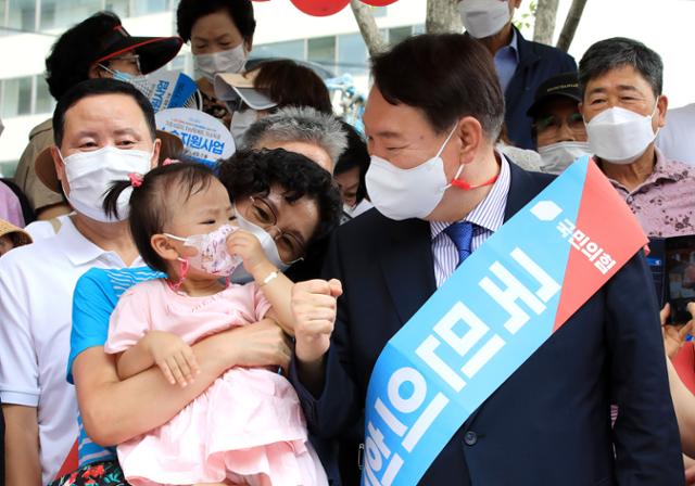 국민의힘 대권주자인 윤석열 전 검찰총장이 3일 오후 서울 은평구 응암역 앞에서 은평갑 당원협의회 소속 당원들과 함께 국민의힘 당원 가입을 독려하는 홍보 활동을 하고 있다. 뉴시스