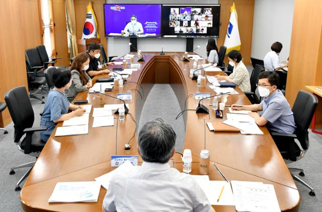 경북도와 국토연구원, 자문위원 등이 9일 영상회의를 통해 경북도 지방소멸대응 종합계획 용역 중간보고회를 열고 있다. 경북도 제공