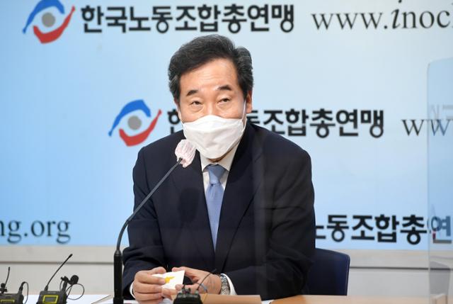 더불어민주당 대권 주자인 이낙연 전 대표가 9일 서울 여의도 한국노동조합총연맹 대회의실에서 열린 ‘제20대 대통령선거 더불어민주당 이낙연 예비후보 간담회’에서 인사말을 하고 있다. 오대근 기자