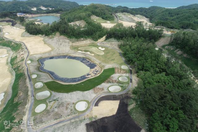 경북 울진군이 매화면 오산리 산26번지 일대 18홀(면적 121만9,740㎡) 규모로 조성 중인 원남골프장(마린CC) 전경. 한국일보 자료사진