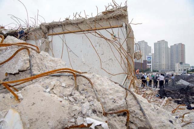 6월 14일 오전 광주 동구 학동4구역 주택재개발 사업지 사고 현장에서 동구청 직원과 건축사, 기술사, 현장 관계자 등이 안전점검을 하고 있다. 광주=뉴스1