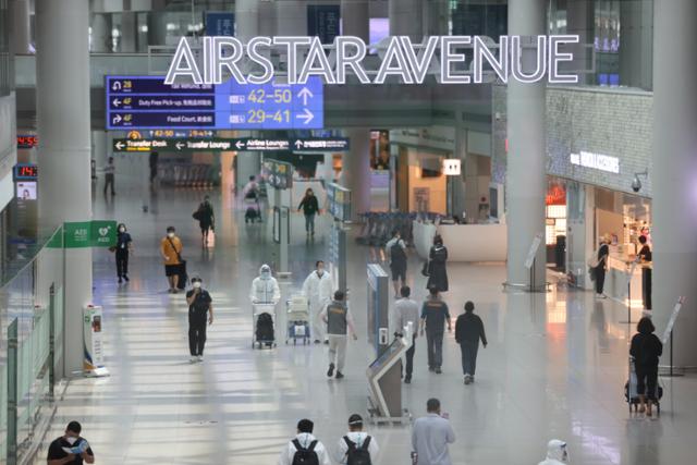 지난달 29일 오후 인천국제공항 출국장 면세점 모습. 연합뉴스