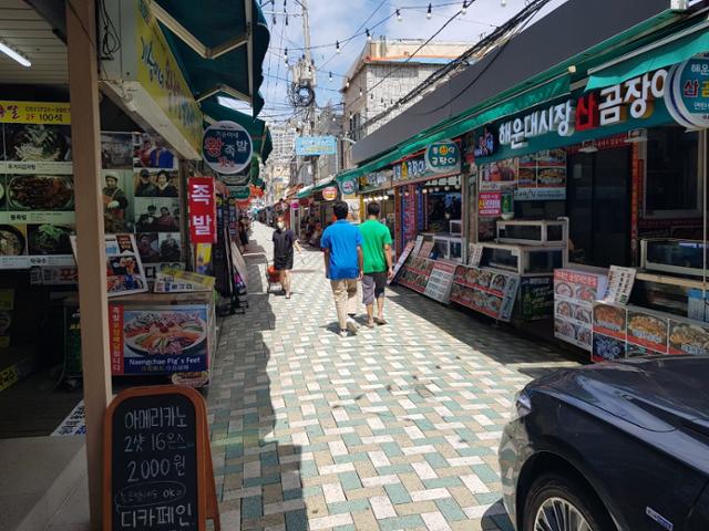 10일 오후 부산 해운대전통시장. 인근 해운대 해수욕장이 폐장한 이날 평소와 달리 찾는 손님들의 발길이 뜸했다. 권경훈 기자