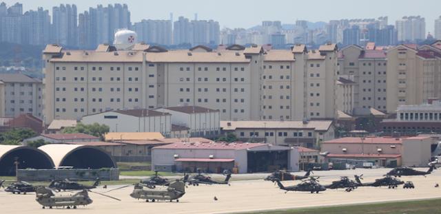 한미연합군사훈련의 사전연습격인 위기관리참모훈련(CMST) 개시를 하루 앞둔 9일 오후 경기도 평택시 캠프 험프리스에 헬기가 계류돼 있다. 군 당국은 올 후반기 한미연합훈련을 예정대로 실시하되 규모는 올 3월 전반기 훈련보다도 축소할 것으로 알려졌다. 평택=뉴스1