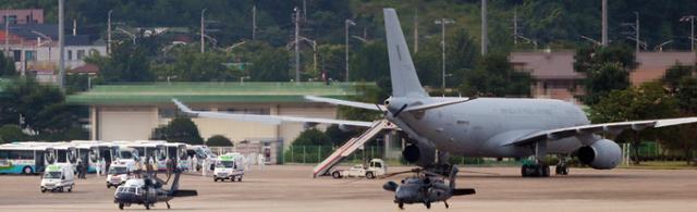 지난달 20일 오후 서울공항에서 공군 다목적 공중급유수송기(KC-330)로 도착한 청해부대 34진 문무대왕함(4,400t급)의 장병들을 실은 구급차들이 공항을 빠져나가고 있다. 뉴시스