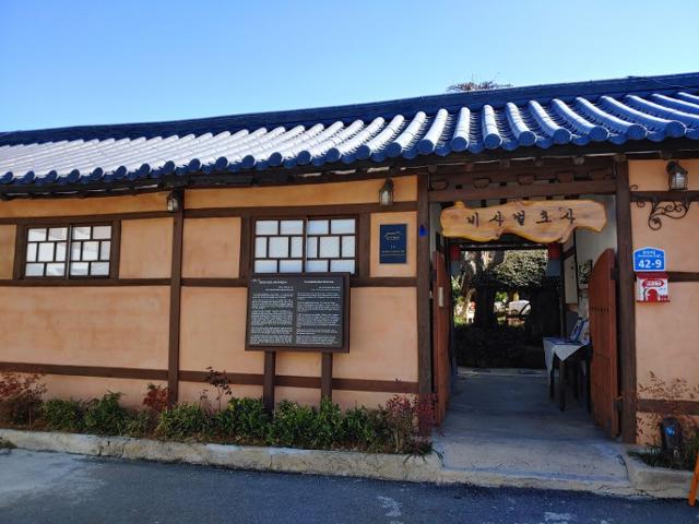 '항일시인' 신석정 전주 고택 재개발로 사라질 위기… 보존 목소리 높아져 - Vimarsana News