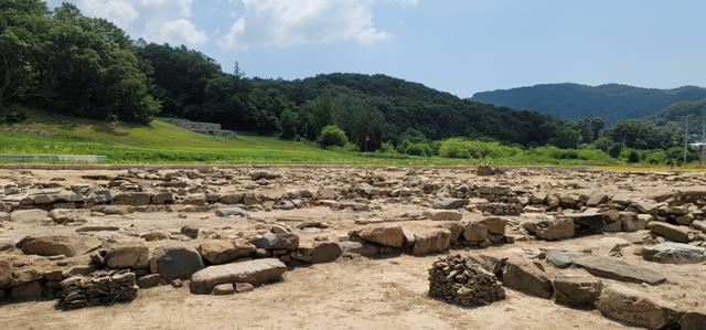 발굴된 조선시대의 별원지 주초들.