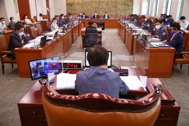 문체위 '언론중재법' 공방... 與 "피해자 구제 법안" vs 野 "군사정권에도 없던 악법" - Vimarsana News