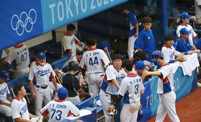 한국 야구대표팀 선수들이 7일 일본 요코하마 스타디움에서 열린 올림픽 야구 도미니카공화국과의 동메달 결정전을 치르고 있다. 요코하마=올림픽사진공동취재단