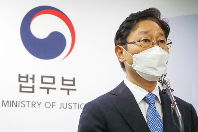 박범계 법무부 장관이 9일 오후 경기 과천시 정부과천청사 법무부 브리핑룸에서 이재용 삼성전자 부회장의 가석방 여부가 결정된 법무부 가석방심사위원회(심사위) 결과를 발표하고 있다. 과천=연합뉴스