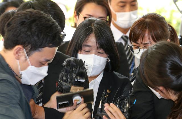 정의기억연대(정의연) 이사장 활동 당시 기부금을 횡령한 혐의 등으로 재판에 넘겨진 윤미향 무소속 의원이 11일 오후 서울 마포구 서울서부지법에서 열린 첫 공판에 출석하고 있다. 뉴시스