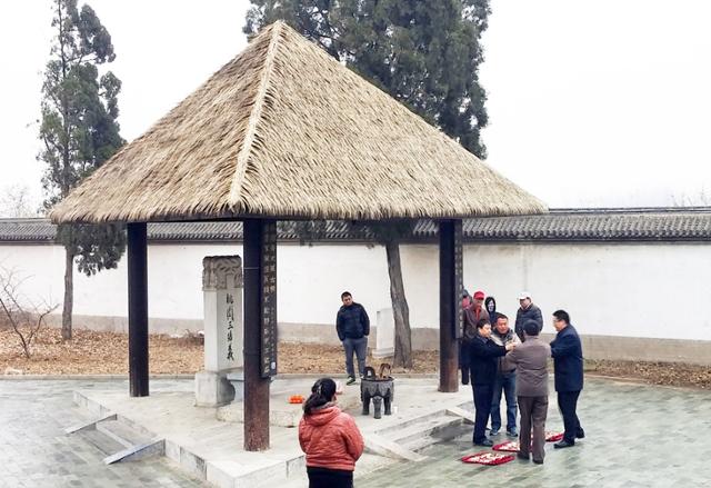 삼의궁 결의정 앞에서 의형제를 맺으려는 이들에게 도원결의를 해주는 행사가 진행되고 있다. ⓒ최종명