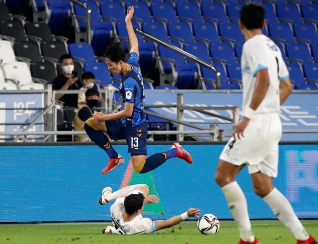 4일 오후 울산 문수축구경기장에서 열린 프로축구 하나원큐 K리그1 2021 울산현대와 대구FC의 경기에서 울산 김민준이 대구 박병현의 태클을 피하고 있다. 뉴스1