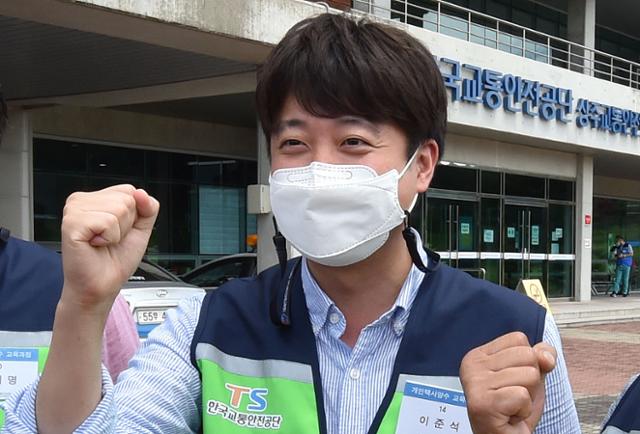 이준석 국민의힘 대표가 지난 9일 경북 상주시 청리면 한국교통안전공단의 교통안전체험교육센터에서 개인택시 면허 실기교육에 앞서 파이팅을 하고 있다. 뉴시스