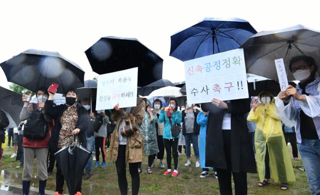 고 손정민씨 사망의 진실을 밝히라는 시민단체 정의로운진실규명이 5월 16일 서울 한강공원 반포지구에서 진상 규명을 촉구하는 집회를 열고 있다. 왕태석 선임기자