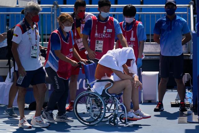 지난달 28일 일본 도쿄 아리아케 테니스공원에서 테니스 여자 단식 8강전에서 스페인의 파울라 바도사가 폭염을 견디지 못하고 경기를 기권했다. 로이터 연합뉴스