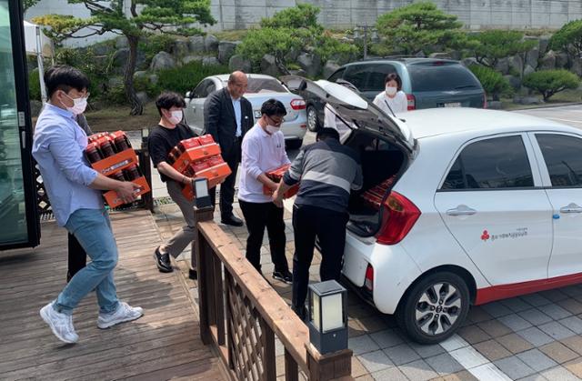 천안시청 직원들이 아동시설에 보낼 후원물품 꾸러미를 차량에 싣고 있다. 한국일보