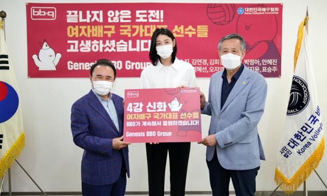 BBQ, 여자배구 국가대표팀에 한 달치 치킨 선물 - Vimarsana News
