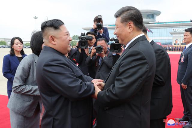 김정은(왼쪽) 북한 국무위원장이 2019년 6월 21일 평양 순안공항에서 북한 방문을 마친 시진핑 중국 국가주석을 환송하고 있다. 조선중앙통신 연합뉴스