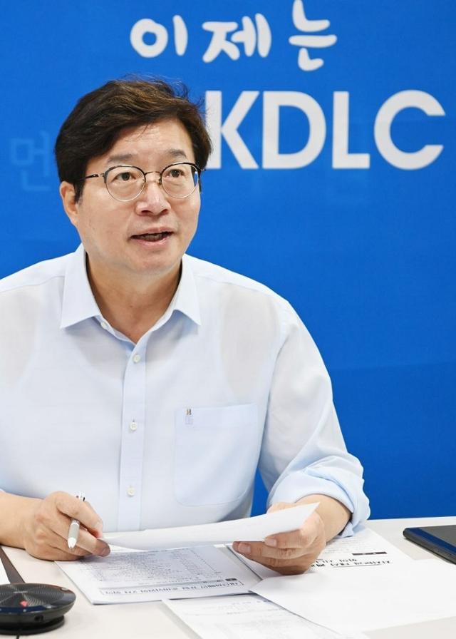 염태영(수원시장) KDLC 상임대표가 자치분권 정책협약안을 논의하고 있다. 수원시 제공