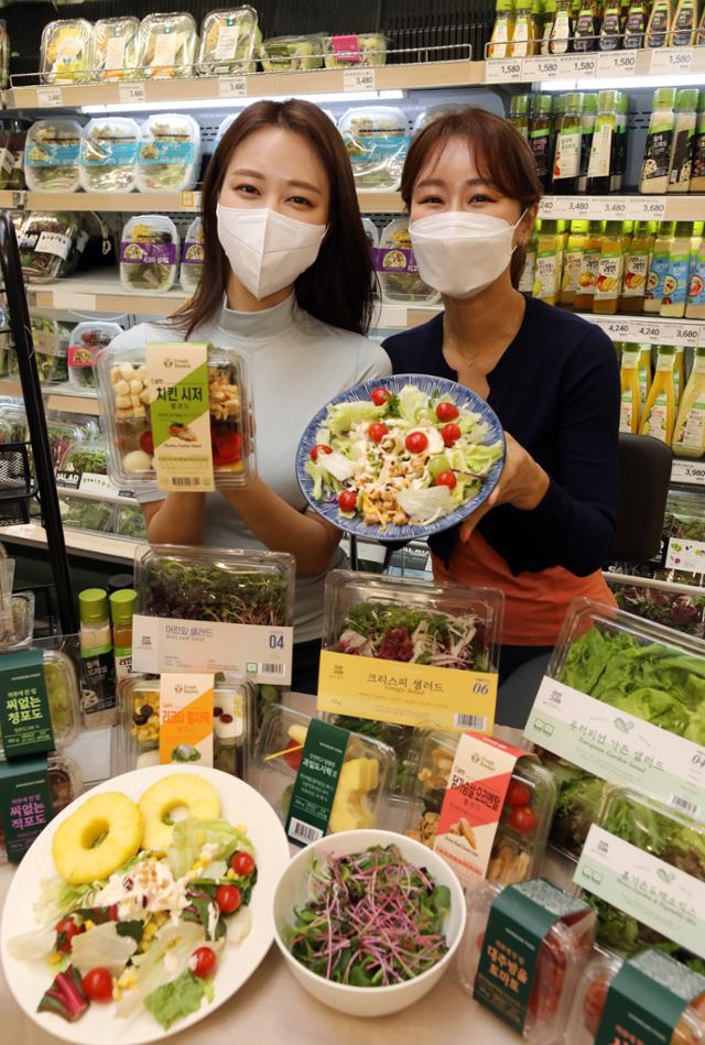 이마트 성수점에서 모델들이 새롭게 바뀐 샐러드·조각과일 상품을 소개하고 있다. 이마트는 '상품 패키지'와 '매장 진열 방식' 등을 전면 개편한 샐러드·조각과일 매장을 선보였다. 연합뉴스