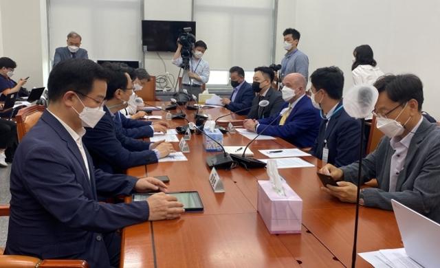 3일 국회에서 더불어민주당과 미국 앱공정성연대(CAF)가 정책 간담회를 하고 있다. 연합뉴스