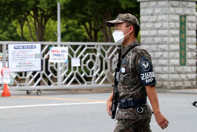 13일 해군 소속 여군의 빈소가 마련된 대전 유성구 국군대전병원 정문 앞에 헌병이 지나고 있다. 뉴스1