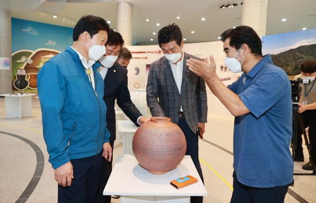 이병환(왼쪽) 성주군수가 제12회 경북 도자기문화 축전이 열리고 있는 성주 성산군 고분군 전시관을 방문해 도자기 작품을 관람하고 있다. 성주군 제공