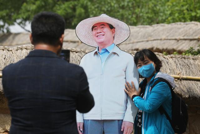 5월 23일 오전 경남 김해시 진영읍 봉하마을 고 노무현 전 대통령 12주기 추도식을 찾은 시민들이 노무현 전 대통령 등신대와 기념촬영을 하고 있다. 뉴스1