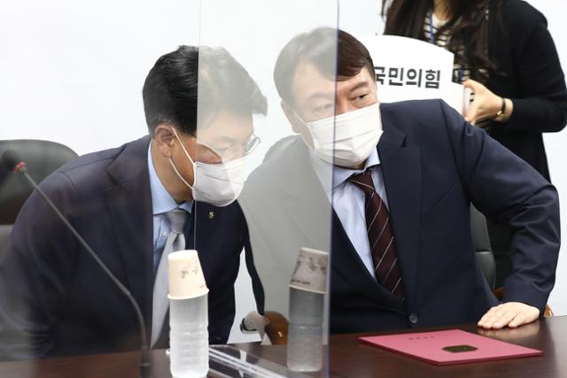 윤석열(오른쪽) 대선 예비후보가 지난달 30일 오후 서울 여의도 국민의힘 당사를 방문, 장제원 의원과 대화하고 있다. 연합뉴스