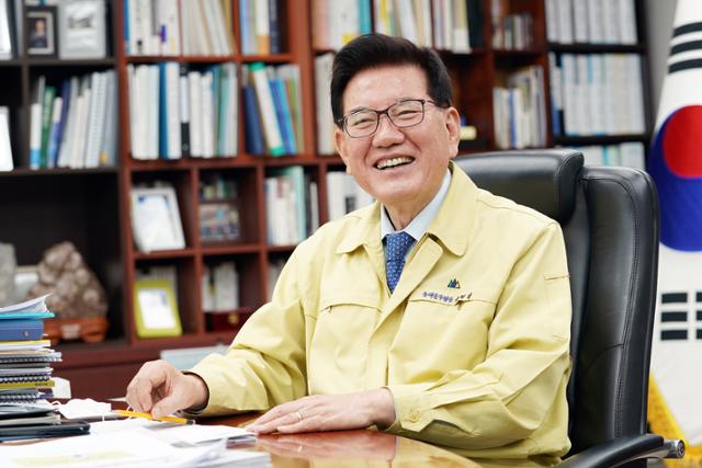 경찰, '금품수수·횡령 혐의' 유덕열 동대문구청장 압수수색 - Vimarsana News