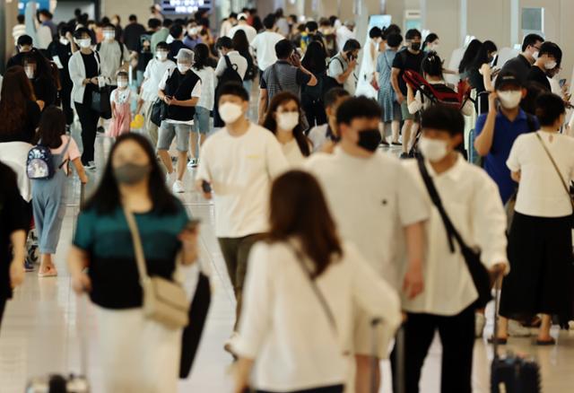 광복절 연휴를 하루 앞둔 13일 오후 김포공항 국내선 청사에서 시민들이 항공권 발권을 위해 이동하고 있다. 연합뉴스