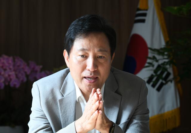 오세훈 서울시장이 12일 서울시청 집무실에서 한국일보와 인터뷰를 하고 있다. 왕태석 선임기자