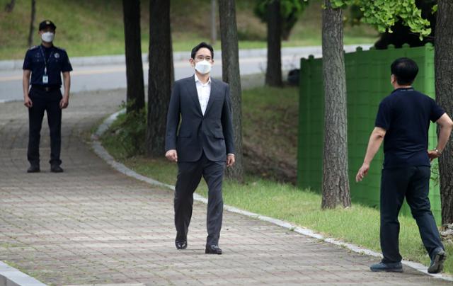 이재용 삼성전자 부회장이 13일 오전 경기도 의왕시 서울구치소에서 광복절을 맞아 가석방으로 풀려나고 있다. 뉴시스