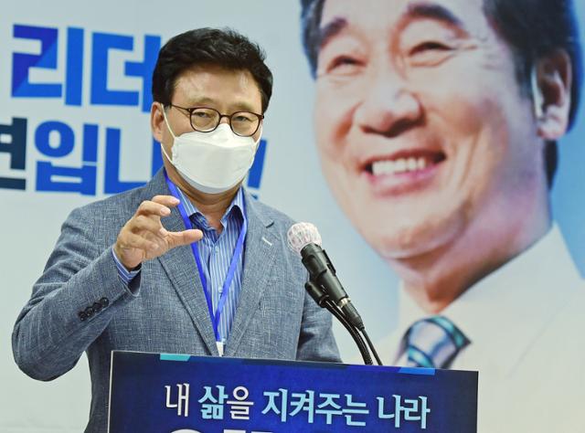 이낙연 더불어민주당 대선 경선 후보 선거 캠프의 박광온 총괄본부장이 8일 서울 여의도 캠프 사무실에서 브리핑하고 있다. 뉴시스