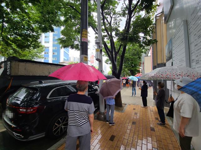 14일 대구 수성구 S건설 공사현장 정문에서 주민 항의 집회가 이어지자 인근 주택가과 아파트 주민들도 나와 현장을 지켜보고 있다. 주민들은 대책위원회를 구성해 공동대응키로 했다. 김민규기자 whitekmg@hankookilbo.com