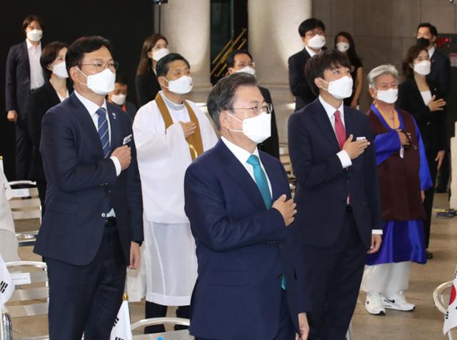 문재인 대통령이 15일 서울 중구 문화역서울284에서 열린 제76주년 광복절 경축식에서 국민의례를 하고 있다. 뉴시스