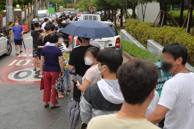 14일 경북 포항시 북구보건소 선별진료소 인근이 신종 코로나바이러스 감염증(코로나19) 검사를 받기 위해 나온 시민들로 북새통을 이루고 있다. 뉴스1