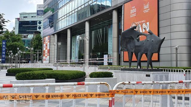 15일 국민혁명당이 기자회견을 열기로 했던 서울 종로구 동화면세점이 경찰 펜스로 둘러싸여 있다. 국민혁명당은 당초 이곳에서 기자회견을 열기로 했다가 경찰 통제에 막혀 새문안교회 앞에서 기자회견을 진행했다. 윤한슬 기자