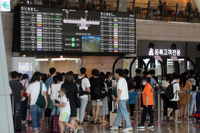 광복절인 15일 오전 서울 강서구 김포공항 국내선에서 많은 시민들이 탑승 수속을 하고 있다. 뉴스1