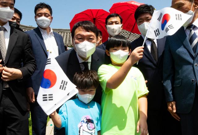 국민의힘 대선주자인 윤석열 전 검찰총장이 광복절인 15일 서울 효창공원을 방문, 어린이들과 기념촬영을 하고 있다. 국회사진기자단