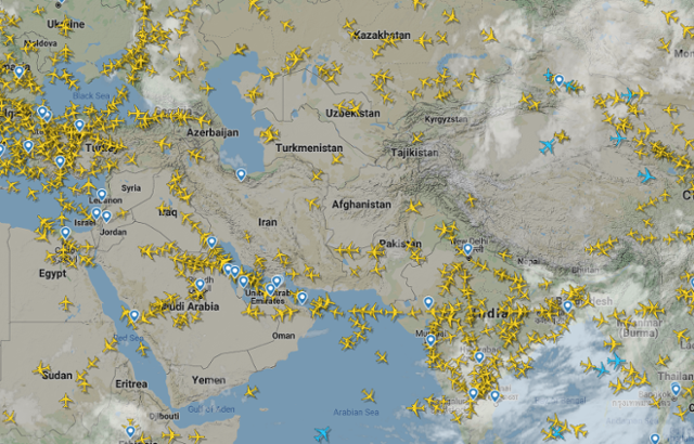 16일 오전 4시 53분(국제표준시) 현재 민항기들이 아프간 영공을 피해 비행하고 있다. 플라이트레이더24 캡처