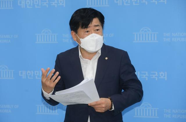 6월 8일 오영훈 더불어민주당 의원이 서울 여의도 국회 소통관에서 취재진의 질문에 답변하고 있다. 배우한 기자