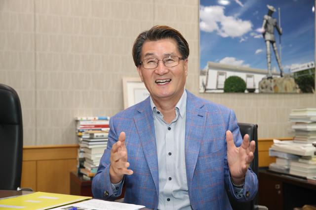 윤석열, '민주당 최장수 대변인' 유종필 영입했다 - Vimarsana News