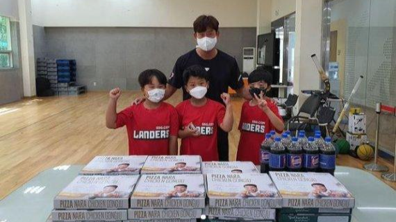 '잔고 571원' 아빠에 선행 베푼 착한 피자 가게에 '돈쭐' 동참 이어져 - Vimarsana News
