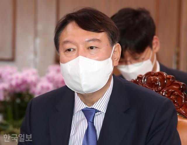 국민의힘 대선 예비후보인 윤석열 전 검찰총장이 3일 국회에서 박병석 국회의장을 예방하고 있다. 오대근 기자