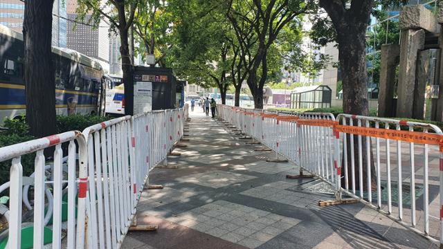 국민혁명당이 기자회견을 예고한 서울 종로구 동화면세점 앞 인도에 16일 펜스가 세워져 있다. 윤한슬 기자